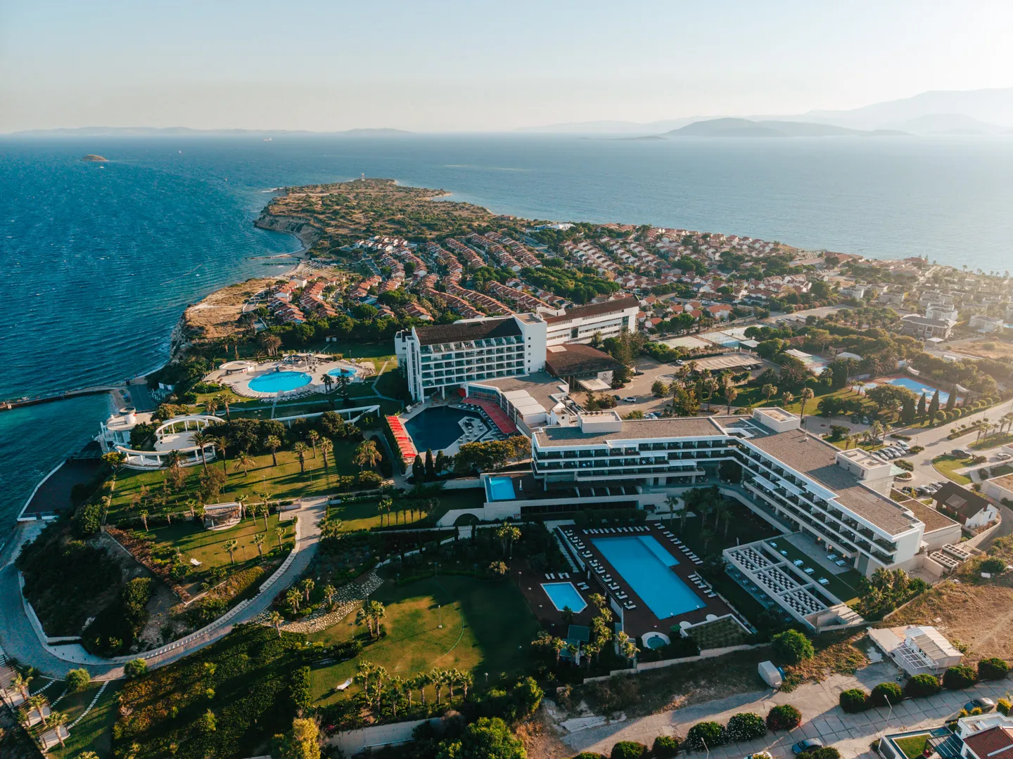Tesis ve kıyı — havadan görünüm