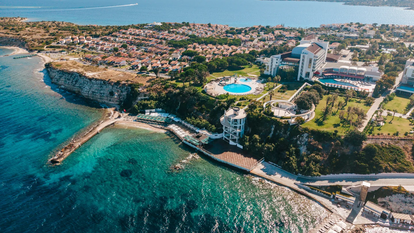 Tesis, plaj ve iskele — havadan görünüm