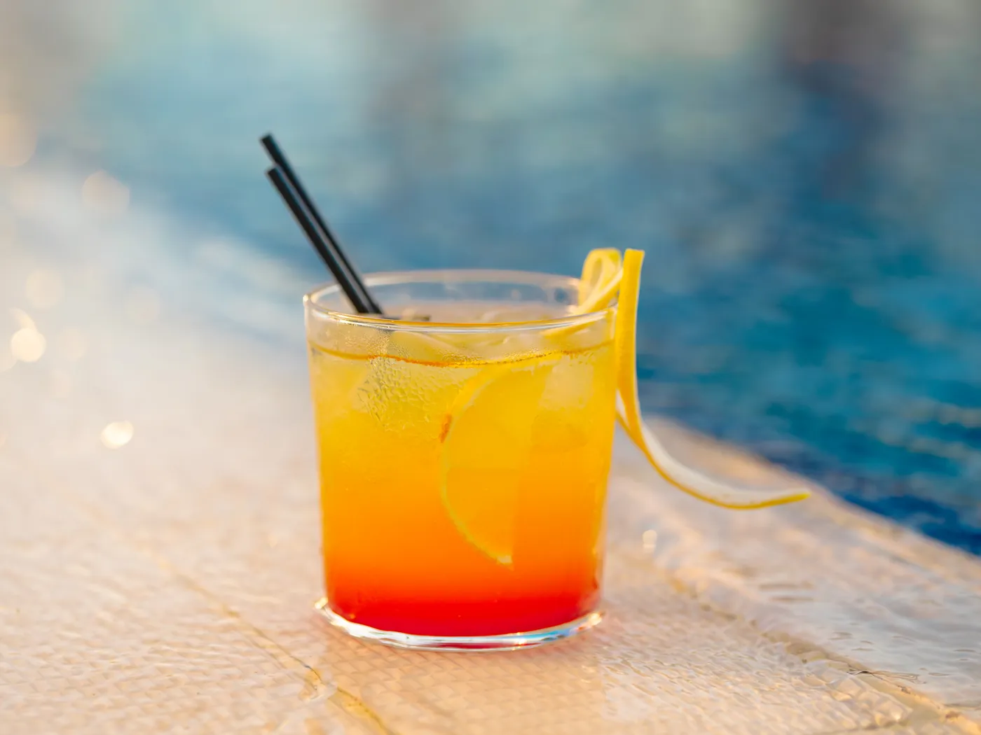 Pool Bar — havuz kenarında kokteyl