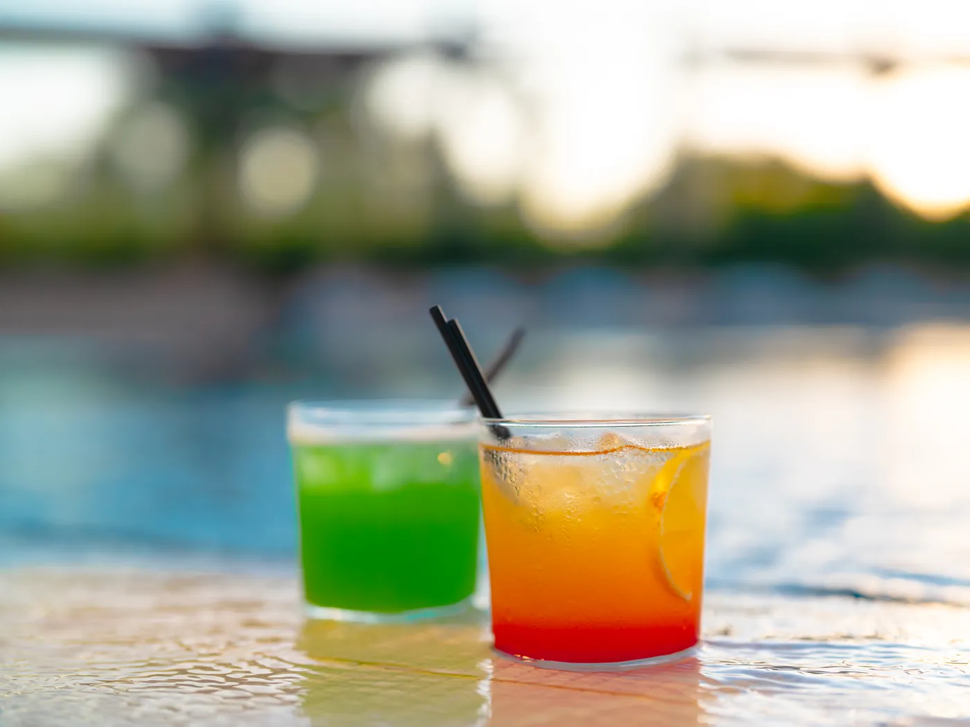 Beach Bar — su kenarında iki renkli kokteyl
