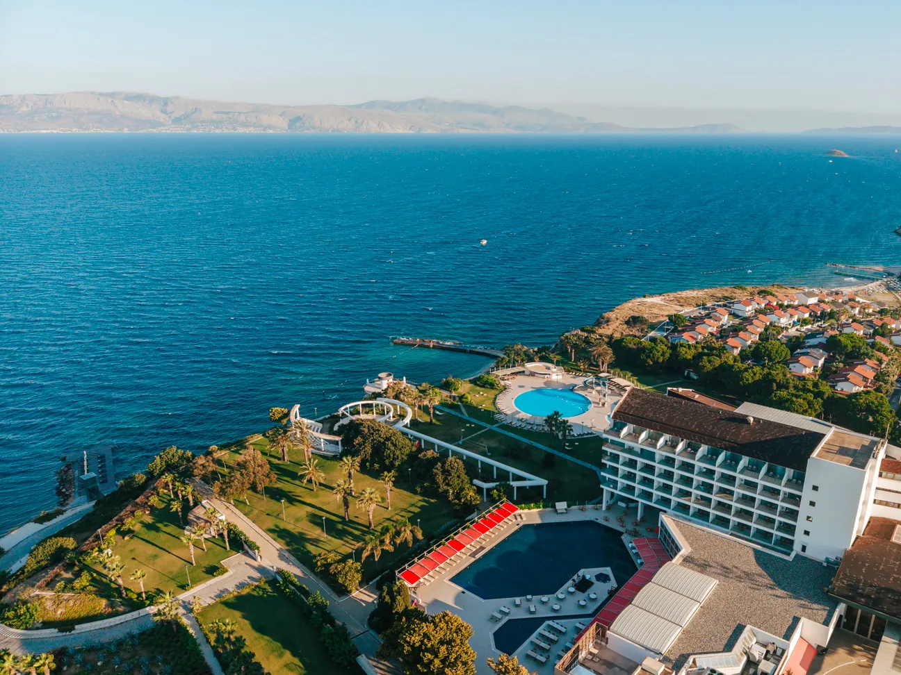 Ana havuz ve otel binası, havadan görünüm
