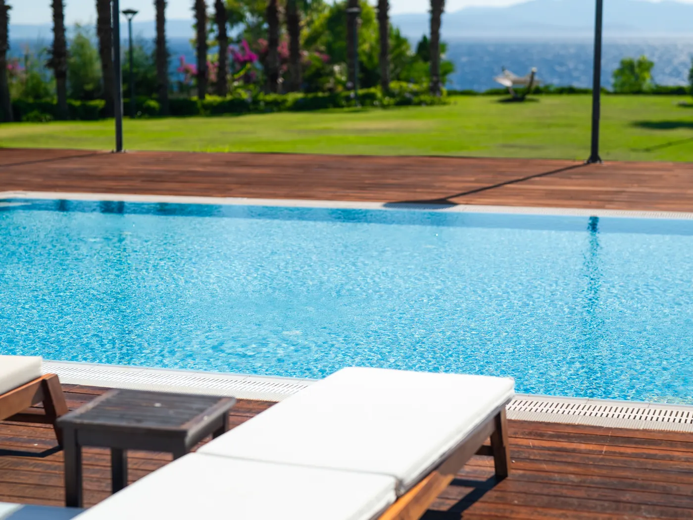 Relax Pool — sakin havuz ve şezlonglar