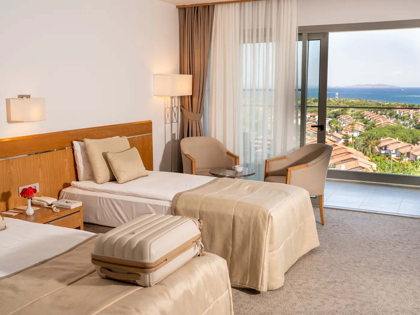 Deniz manzaralı oda ve balkon