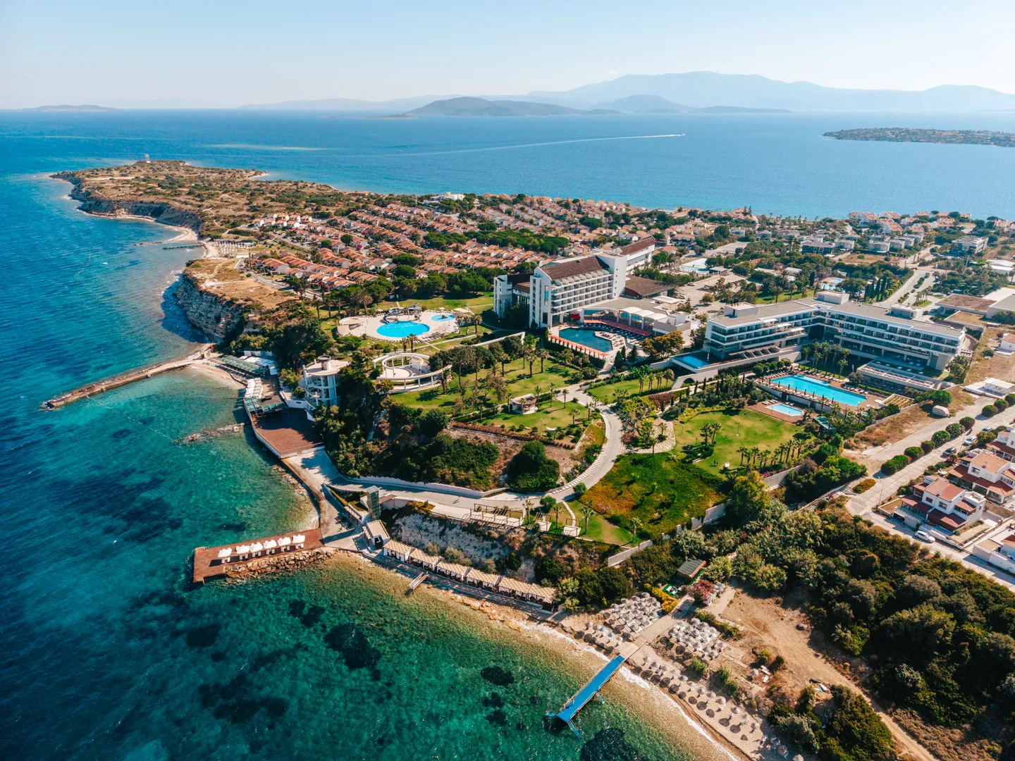 Dalyan yarımadası, otel ve Ege — havadan görünüm