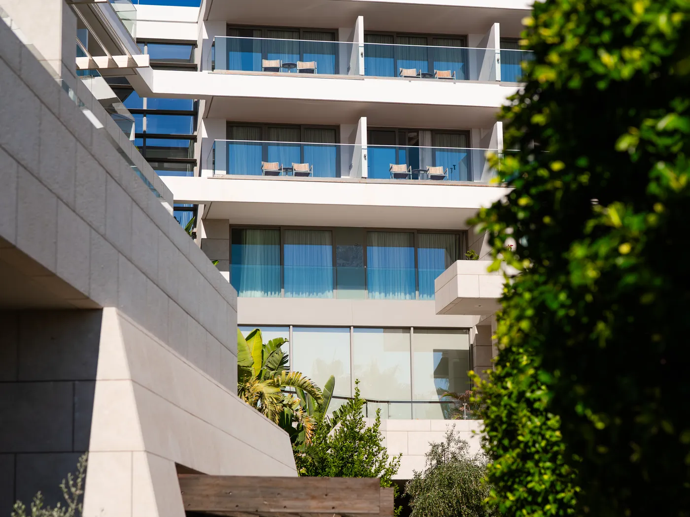Otel binasının balkonlu cephesi