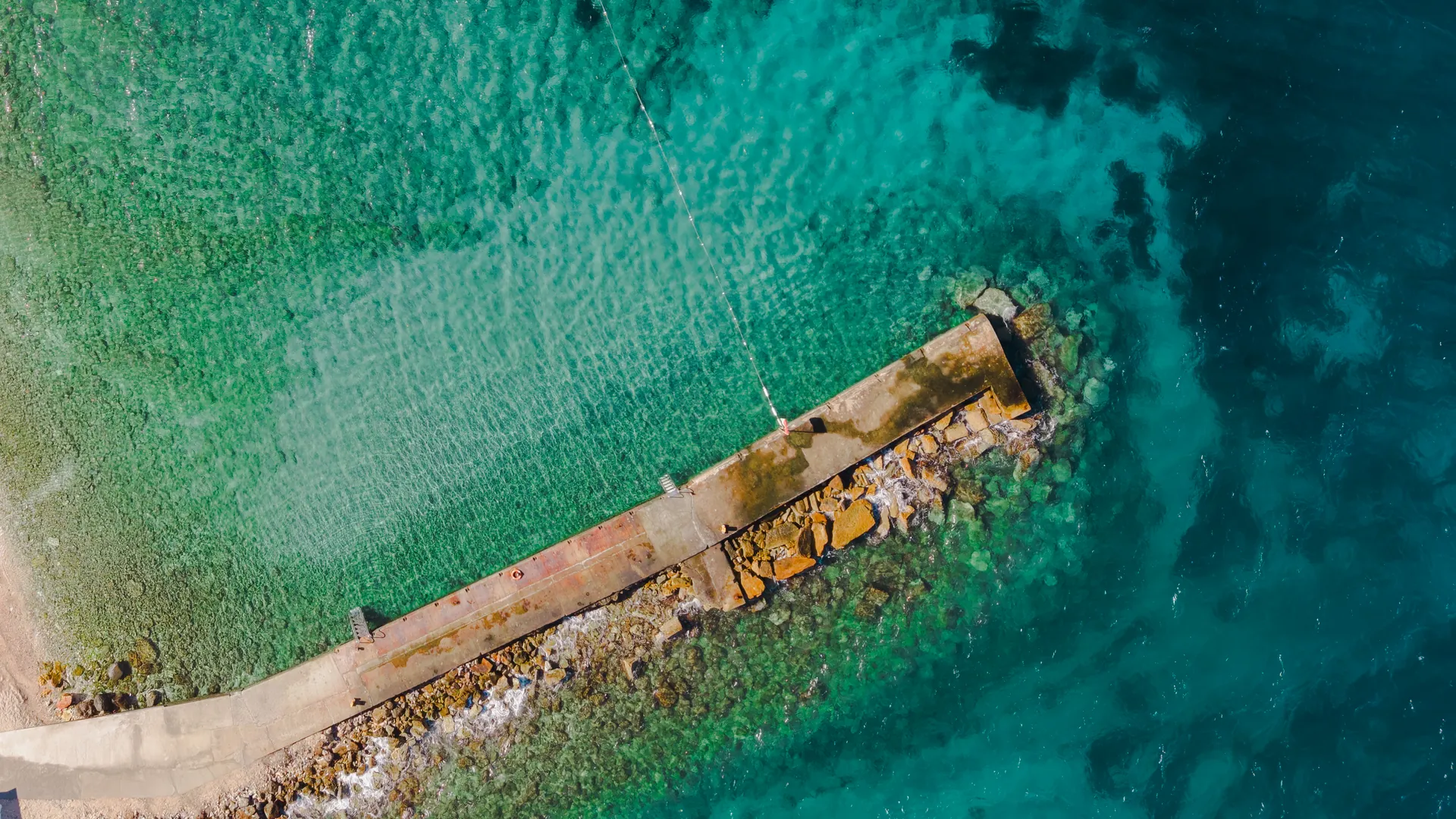 İskele ve turkuaz deniz, havadan görünüm