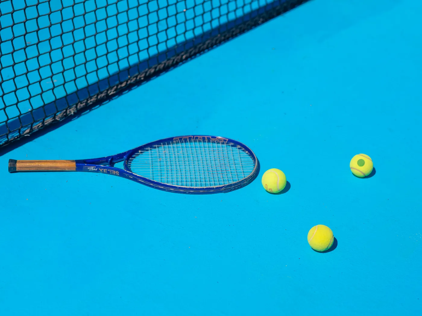 Tenis kortunda raket ve toplar